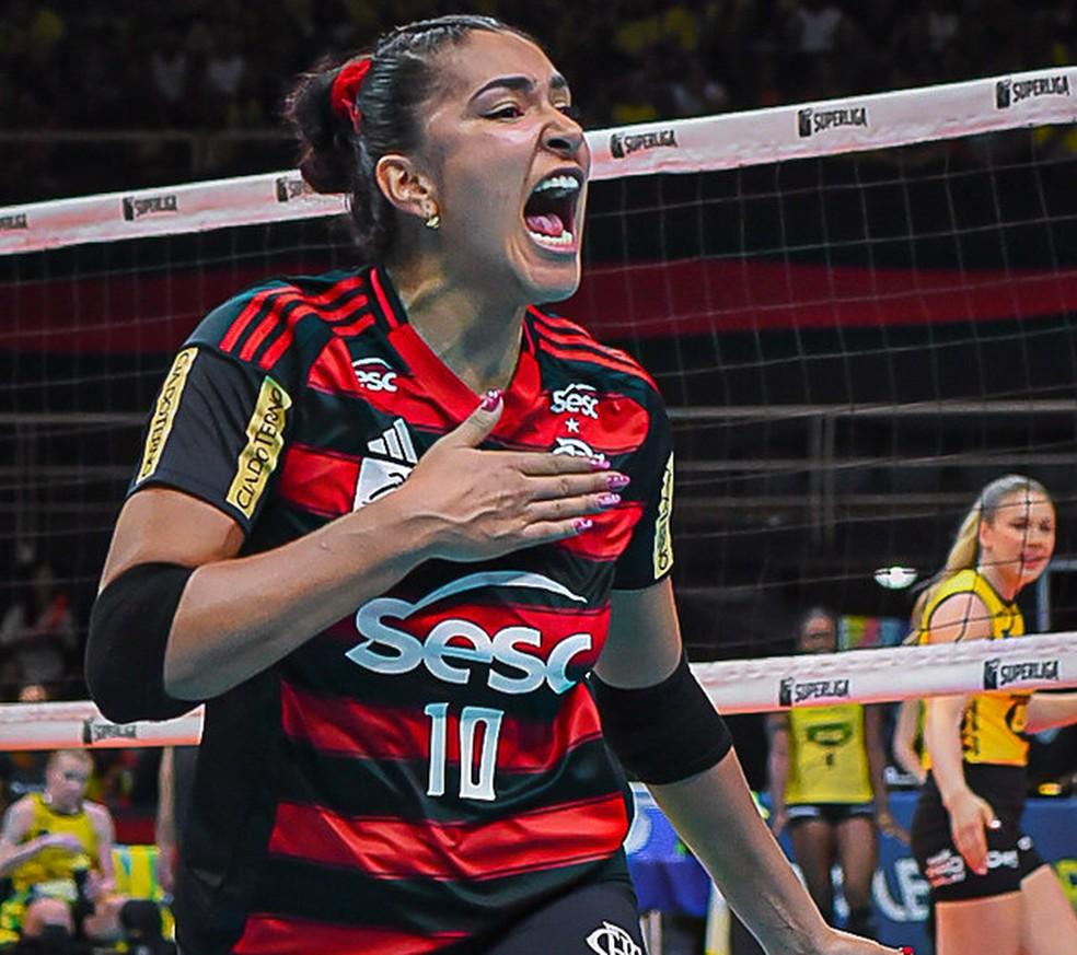 Tainara em partida contra o Praia Clube durante a semifinal da Superliga