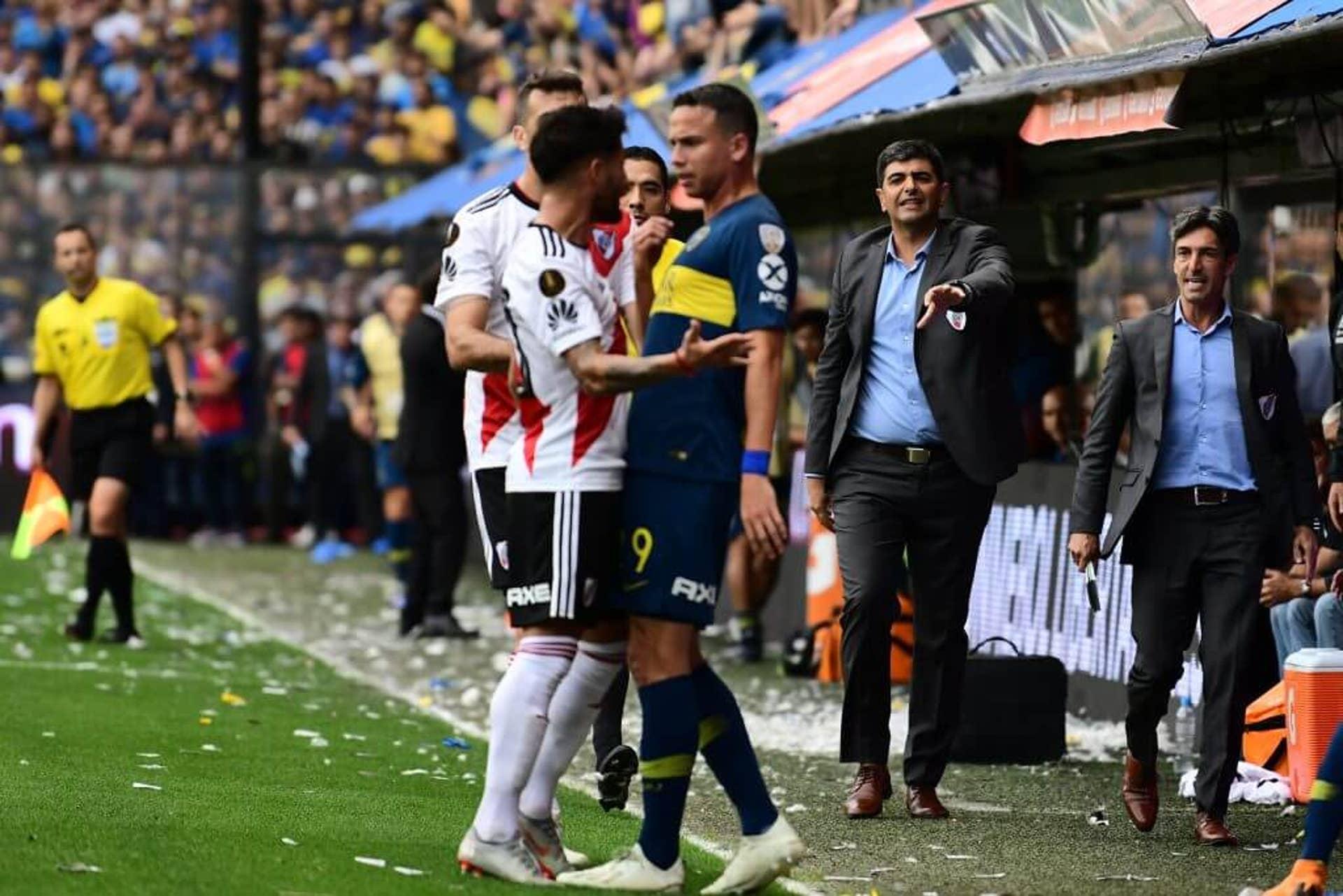 Matias Biscay tenta acalmar a situação entre jogadores durante a final da Copa Libertadores.