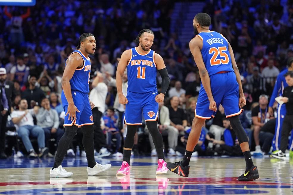 O armador do New York Knicks, Miles McBride, reage ao lado dos armadores Jalen Brunson e Mikal Bridges