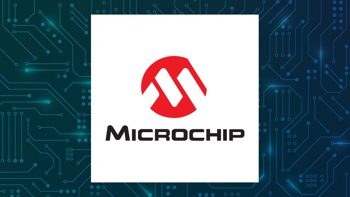 Logo da Microchip Technology com fundo de tecnologia e computadores