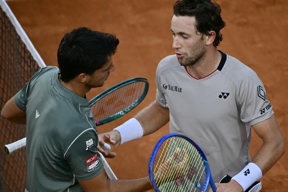 Casper Ruud cumprimenta Luciano Darderi, seu adversário na semifinal do Masters 1.000 de Roma