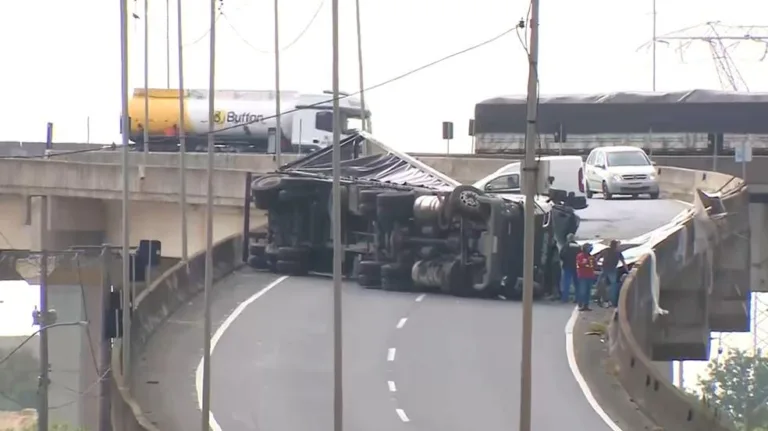 Caminhão tomba e bloqueia acesso à Porto Alegre em grave acidente