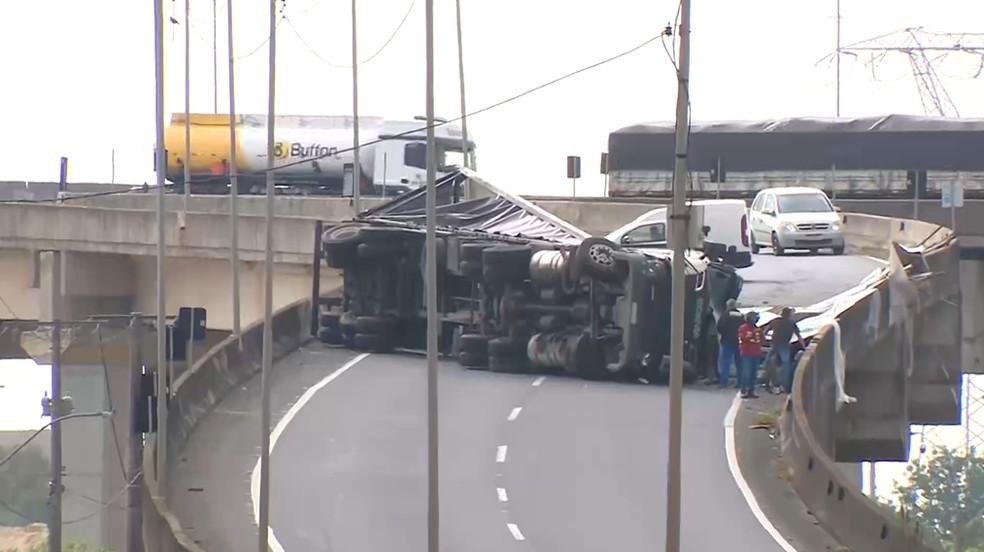 Caminhão tomba e bloqueia acesso da BR-448 a Porto Alegre