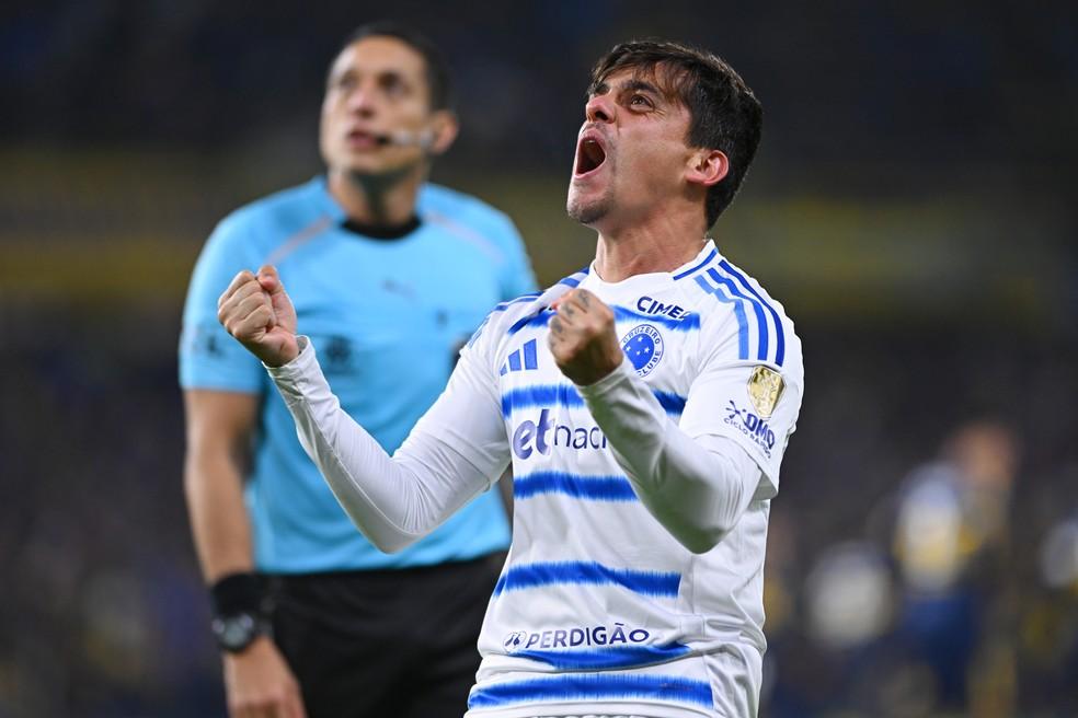 Fagner em jogo entre Cruzeiro e Boca Juniors