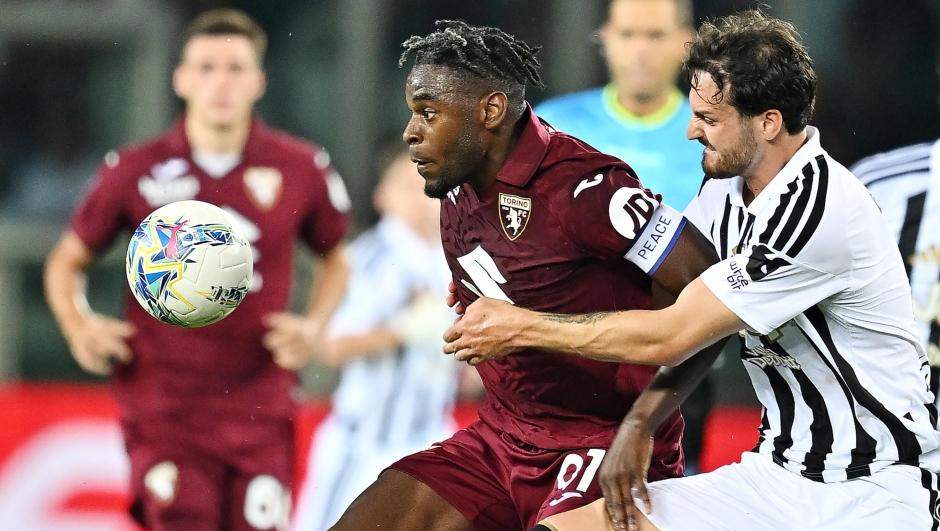 Duvan Zapata e Federico Gatti durante o jogo Torino vs Juventus