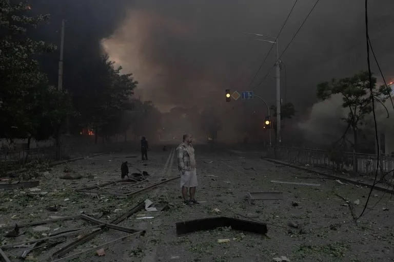 Rússia Anuncia Ataques em Kiev e Pede Saída de Estrangeiros