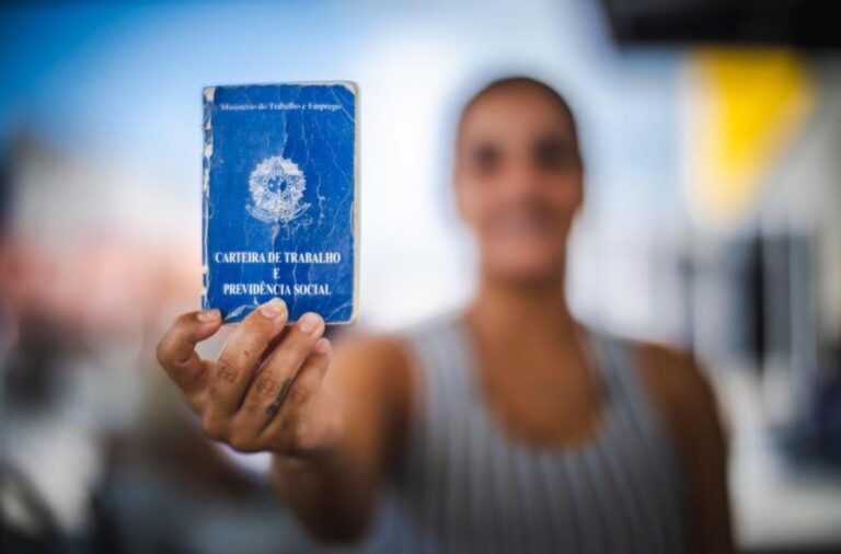 Desemprego no Brasil atinge 5,8% no trimestre até abril, menor taxa da série histórica