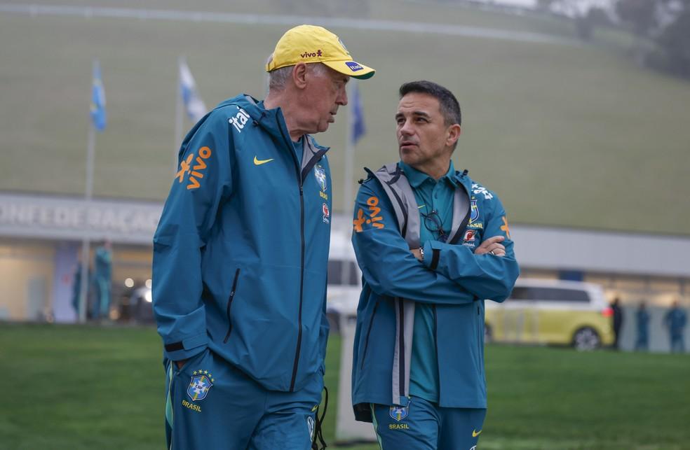 Carlo Ancelotti conversa com Rodrigo Caetano em treino da Seleção na Granja Comary