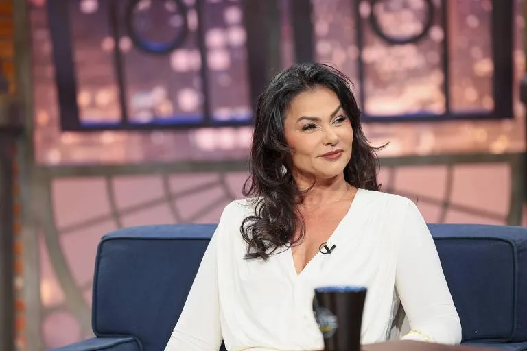 Suzana Alves revela arrependimentos sobre a fama de Tiazinha e lança livro no The Noite