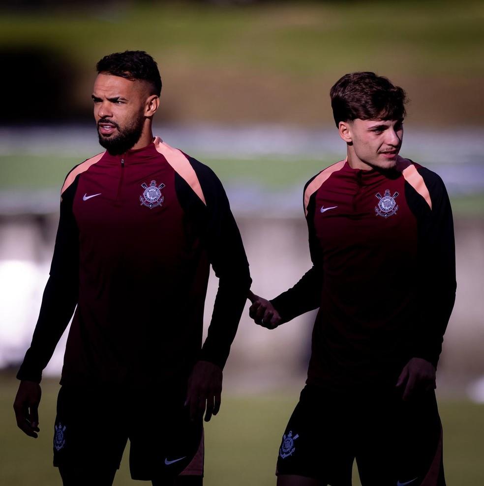 Raniele e Breno Bidon em treino do Corinthians em Bogotá antes de jogo da Libertadores