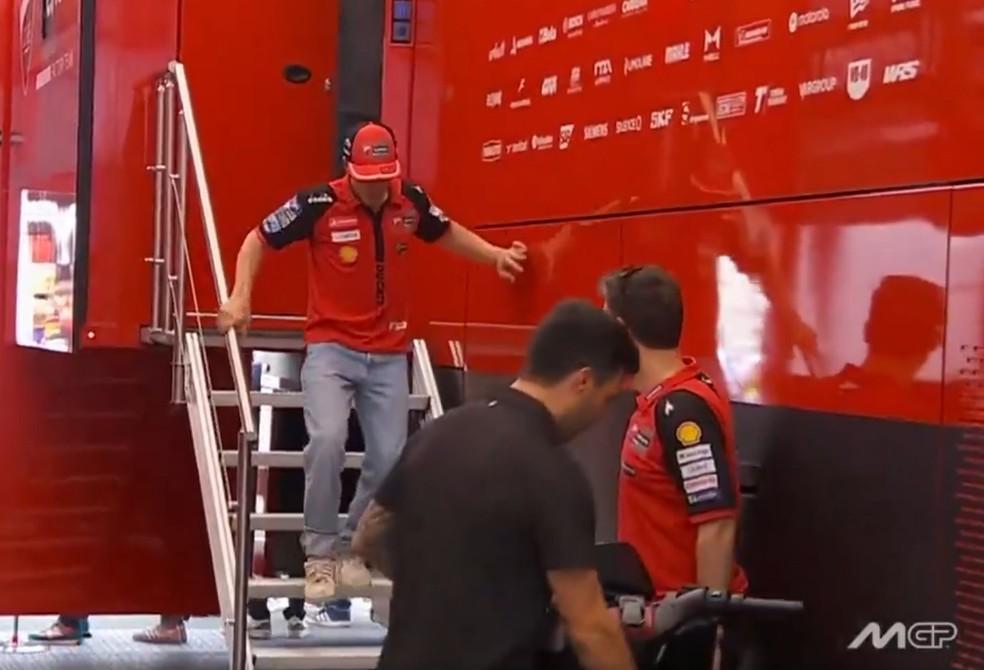Marc Márquez recebe atendimento após acidente na MotoGP
