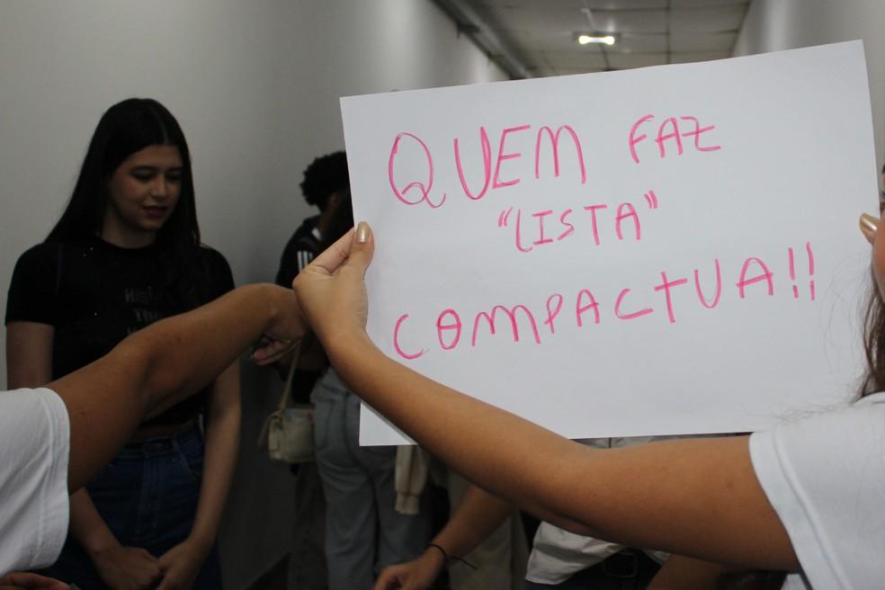 Manifestantes com cartazes