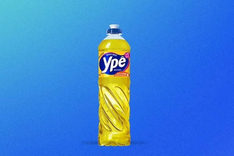 Frasco plástico amarelo de detergente Ypê com tampa azul