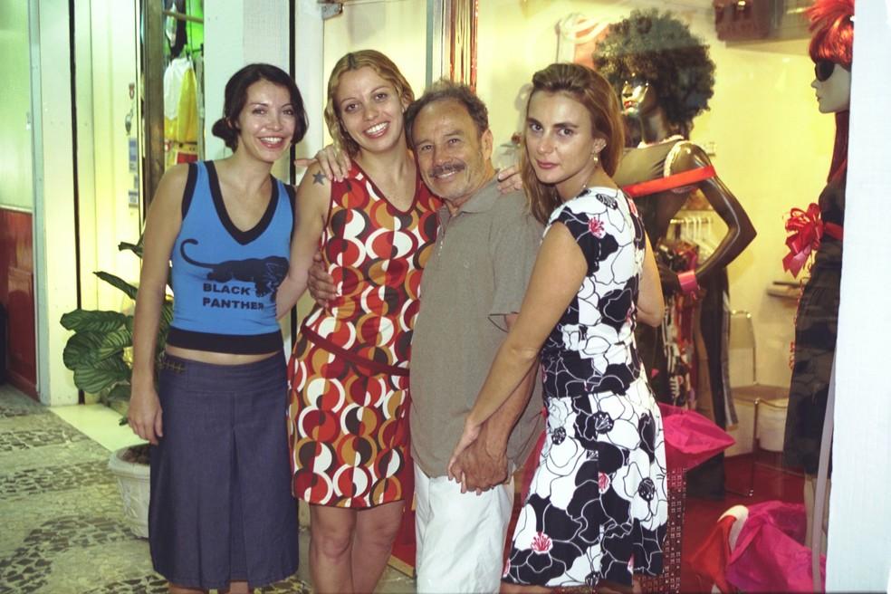 Stênio Garcia entre a atual mulher, Mari Saade, e as filhas, Cássia e Gaya Piovesan