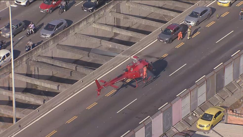 Bombeiros usam helicóptero para socorrer vítima de acidente na Linha Amarela