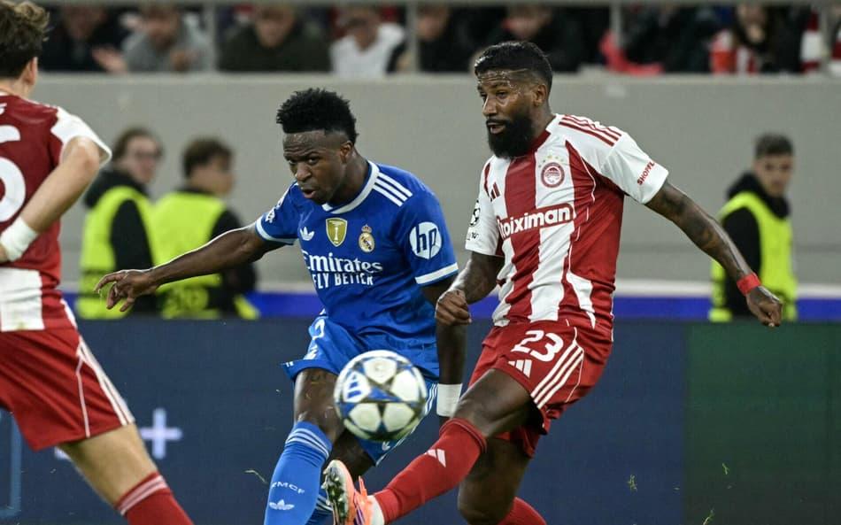 Vinicius Jr marcado por Rodinei em Olympiacos x Real Madrid