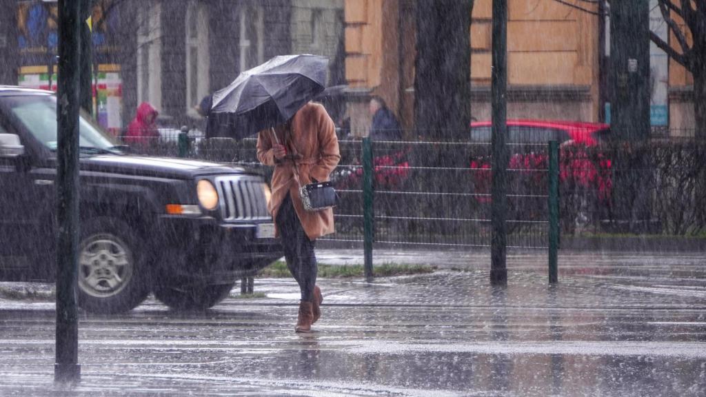 Mulher passeando sob a chuva