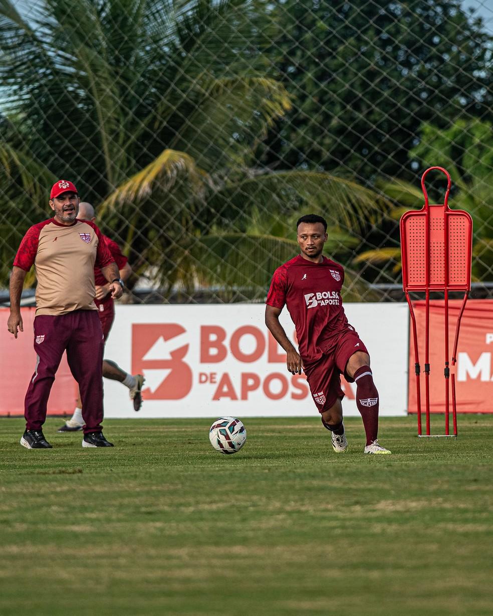 Lateral-esquerdo Reverson deve jogar neste domingo