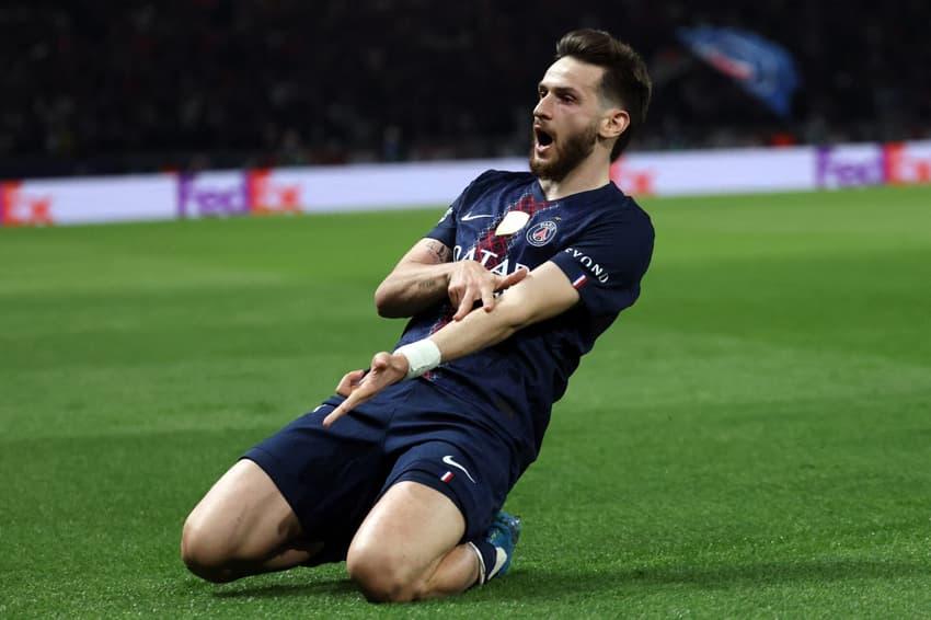 Khvicha Kvaratskhelia celebra golaço contra o Liverpool em jogo de ida da Champions League