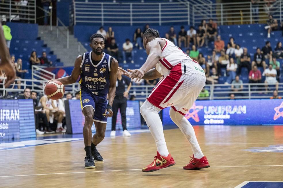 Duane Jhonson marca a cesta da vitória do Mogi