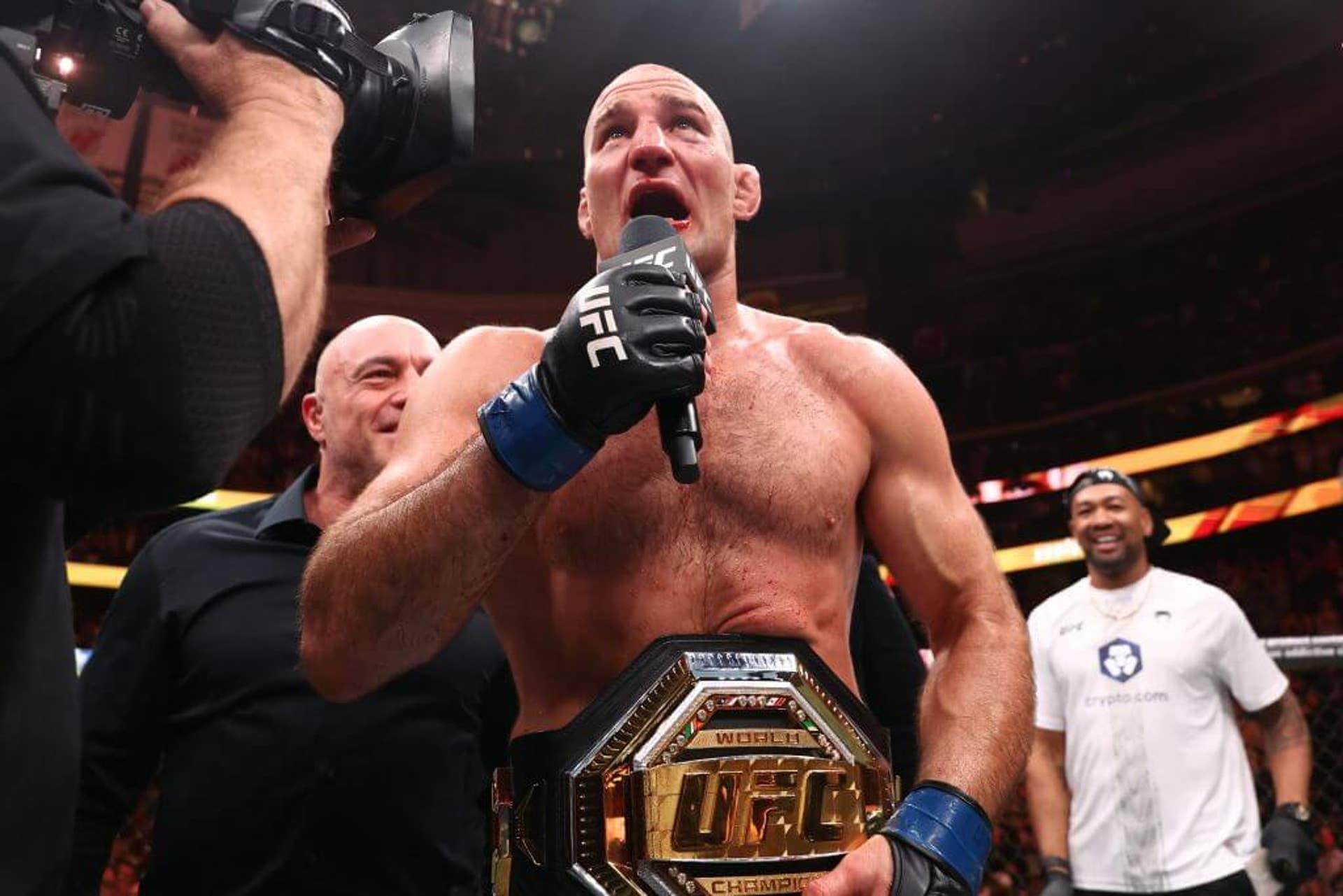 Sean Strickland fala para a multidão do Prudential Center após o UFC 328.