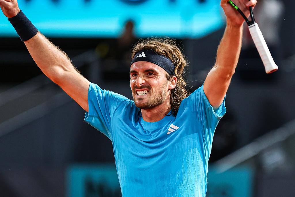 Stefanos Tsitsipas em ação no ATP 250 de Genebra