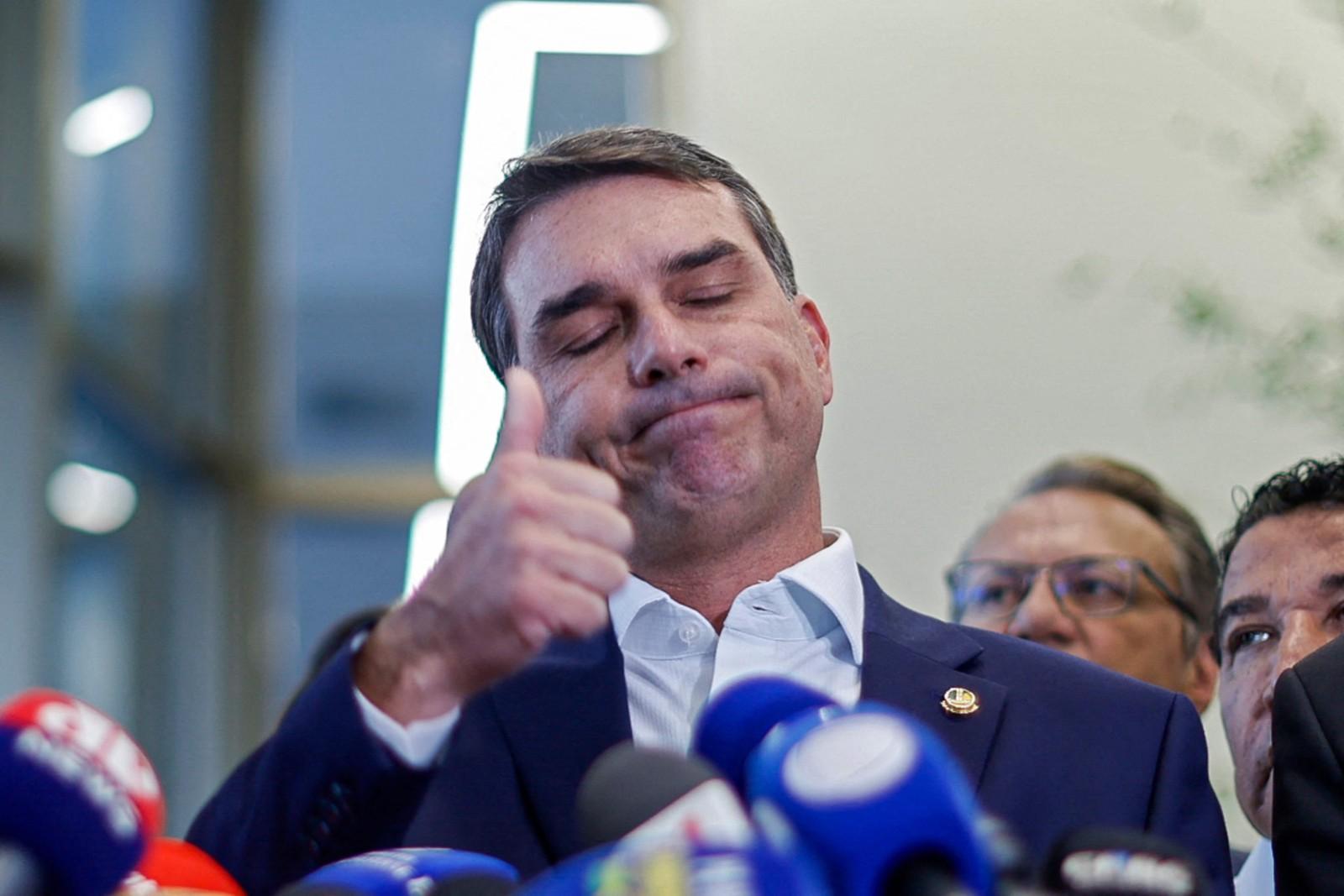 Senador tenta convencer aliados de que a crise envolvendo o financiamento do filme não atingirá sua pré-campanha presidencial.