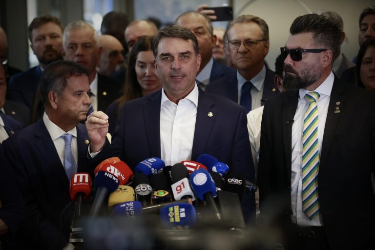 Flávio Bolsonaro Enfrenta Crise Após Revelações de Encontros com Banqueiro