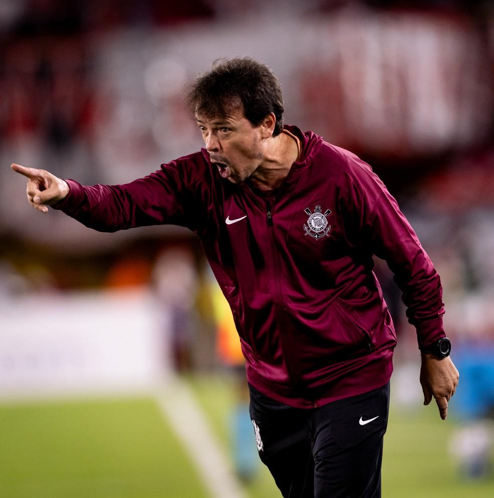 Fernando Diniz entende que o Corinthians deveria brigar na parte alta da tabela do Brasileirão