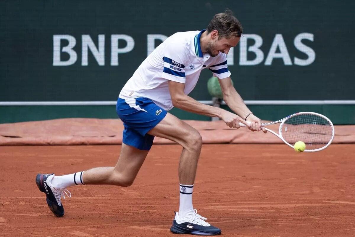 Daniil Medvedev em ação antes do ATP Rome Open, no Aberto da França.