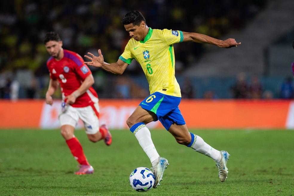 Douglas Santos em ação pela seleção brasileira