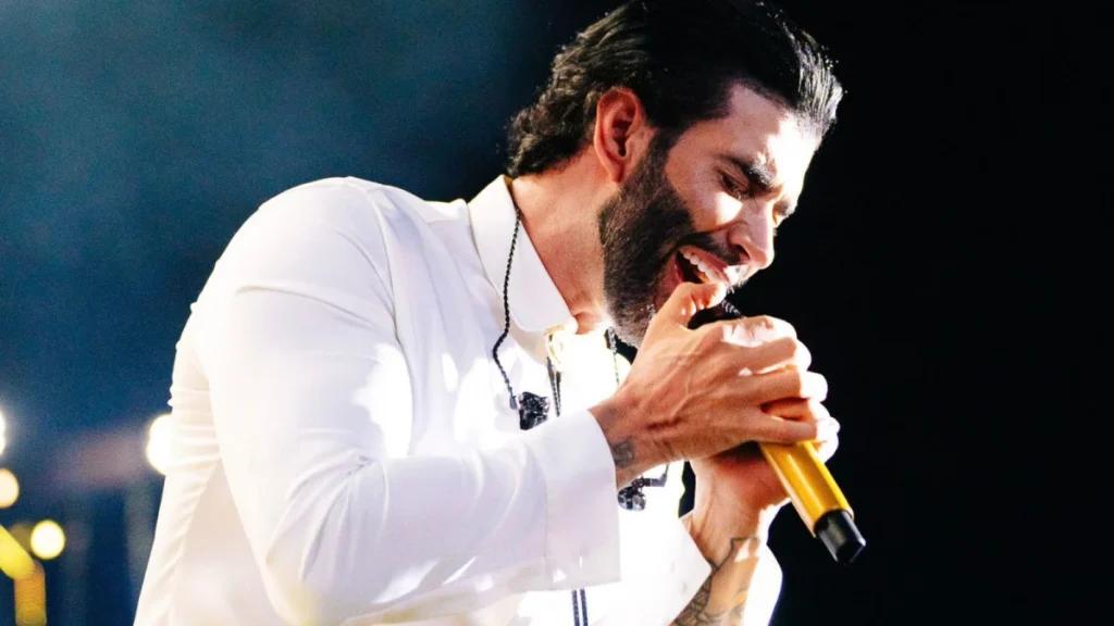 Gusttavo Lima no palco do Ribeirão Rodeo Music