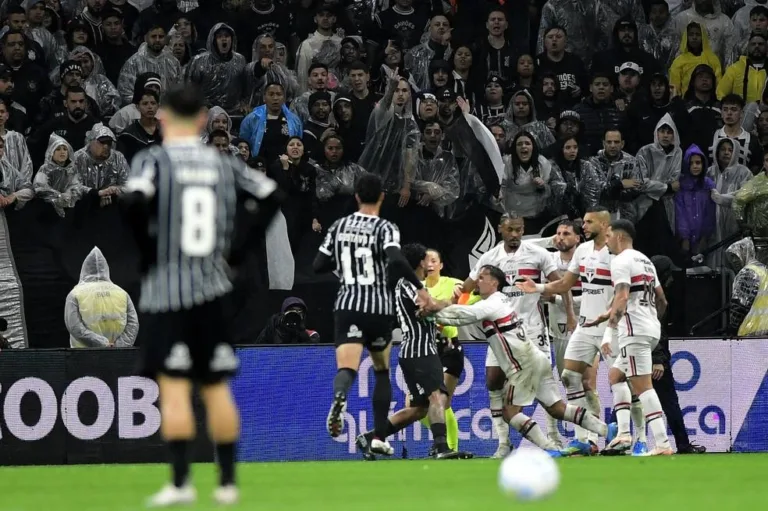 Confusão marca primeiro tempo do clássico Corinthians x São Paulo com polêmica no VAR