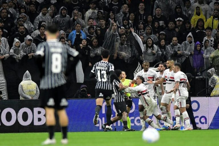 Confusão marca primeiro tempo do clássico Corinthians x São Paulo com polêmica no VAR