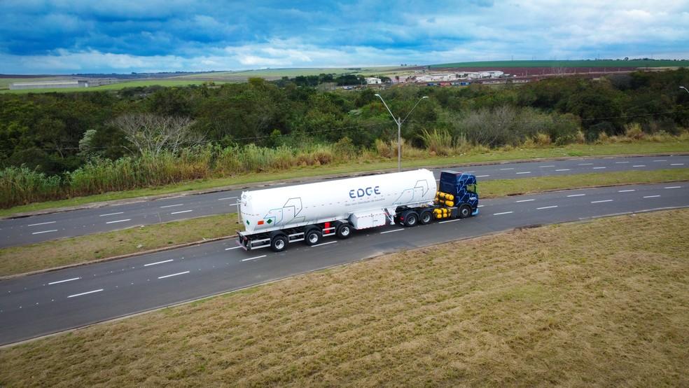 Carreta criogênica da Edge, empresa da Compass, transporta GNL do Terminal de Regaseificação de São Paulo