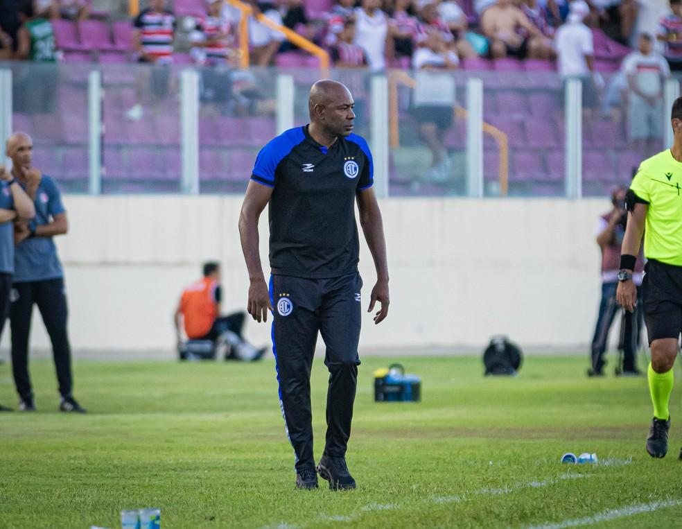 Cláudio Caçapa durante vitória do Confiança sobre o Santa Cruz