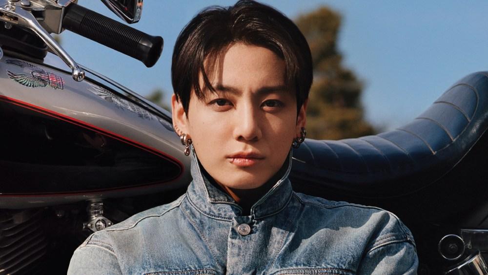 Jung Kook colabora em coleção limitada para Calvin Klein.