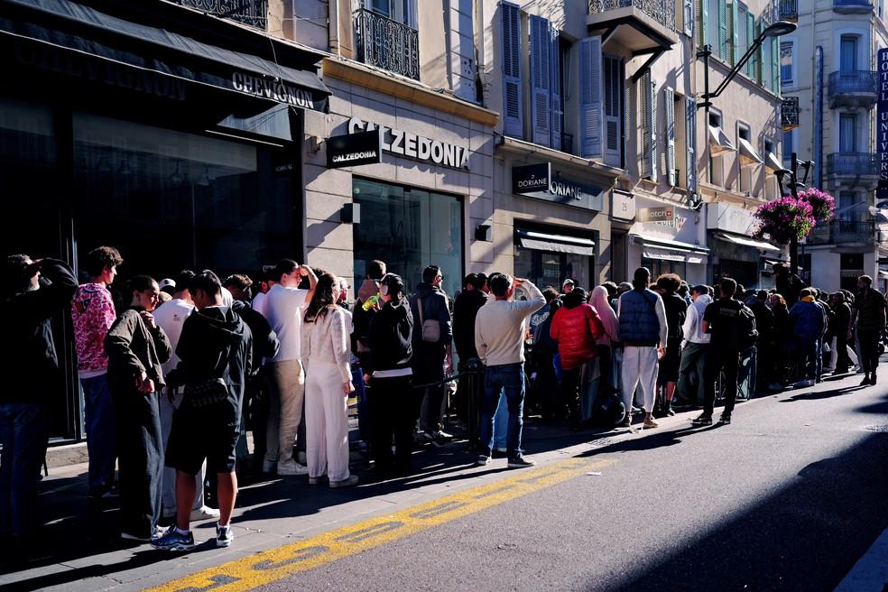 Fila em frente a loja da Swatch em Nice, França