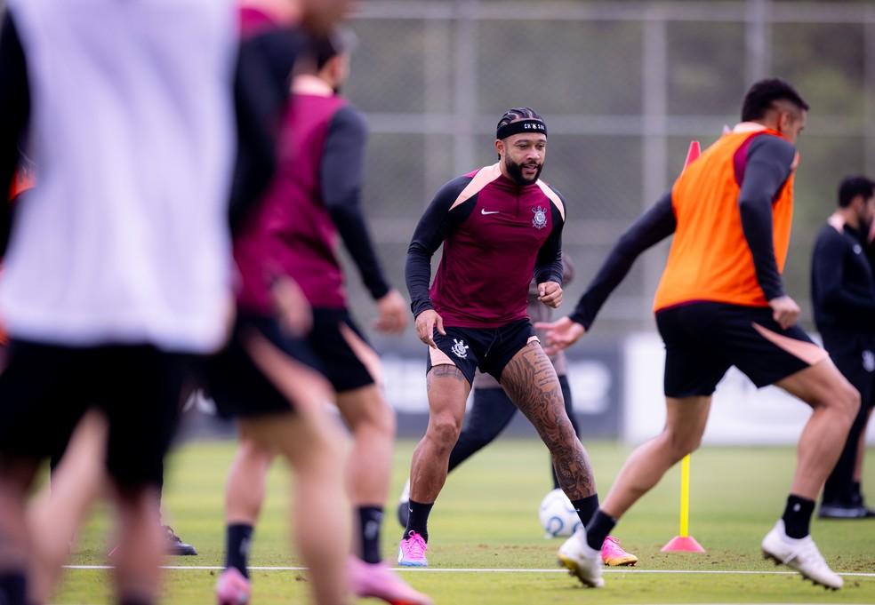 Memphis Depay no treino do CT Joaquim Grava