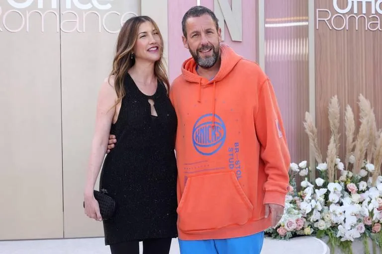 Adam Sandler é criticado por look informal na estreia do filme da esposa