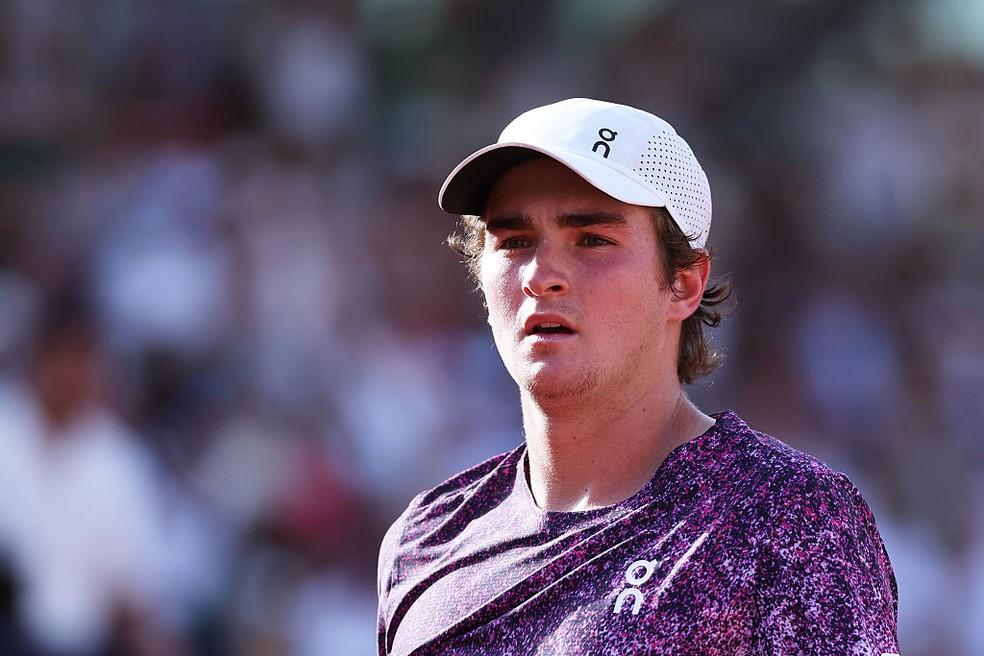 João Fonseca vai encarar Novak Djokovic em Roland Garros