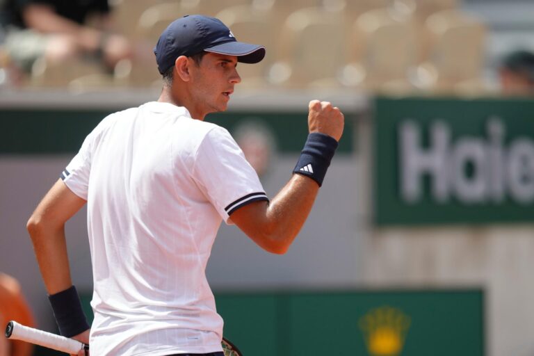 Rafa Jódar avança aos oitavos de final de Roland Garros após uma emocionante partida