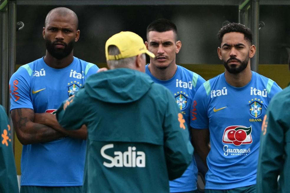 Carlo Ancelotti conversa com jogadores em treino da seleção brasileira na Granja Comary