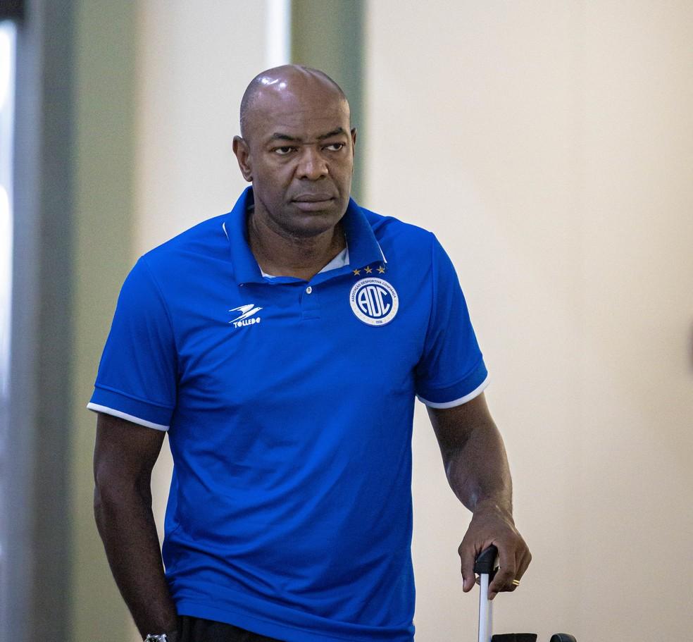Cláudio Caçapa, técnico do Confiança, no embarque rumo a Porto Alegre