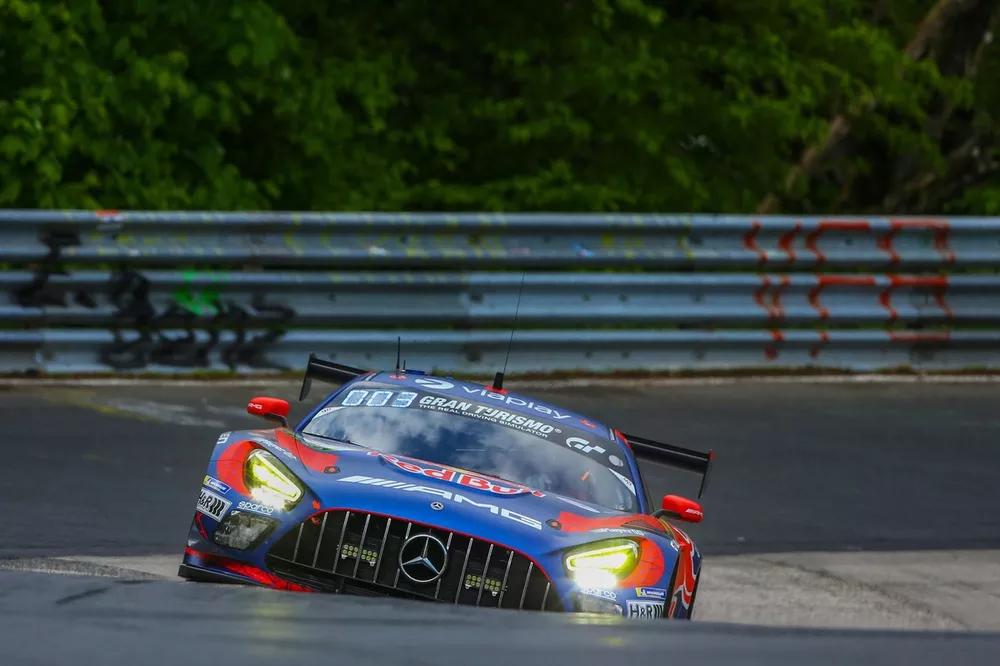 Max Verstappen e equipe durante as 24 Horas de Nurburgring