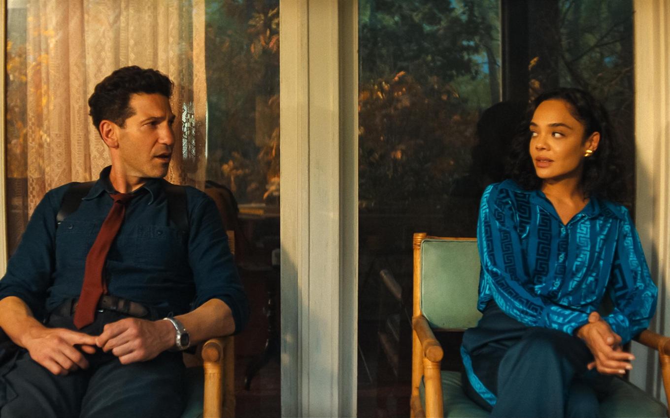 Jon Bernthal e Tessa Thompson em cena de Dele e Dela