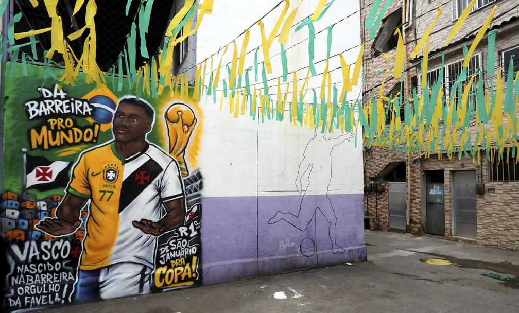 Mural de Rayan nas ruas coloridas de verde e amarelo