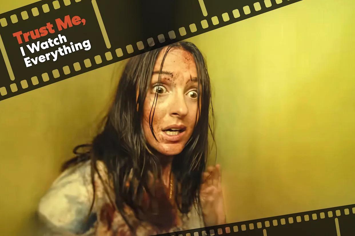 A mulher ensanguentada olha em horror.