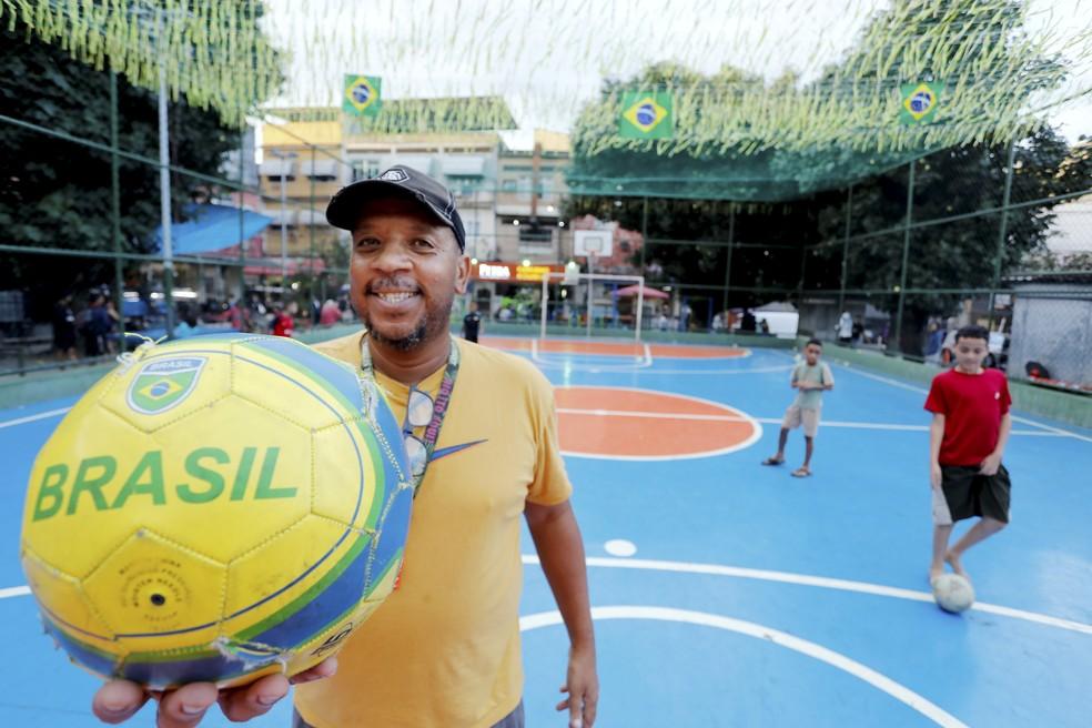 Carlão, tio de Rayan, na quadra onde o jogador começou no futebol