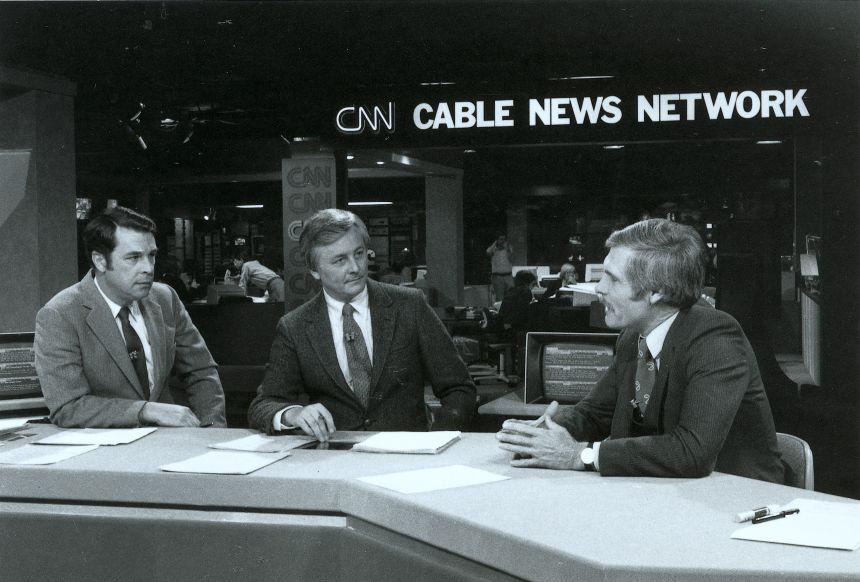 Ted Turner no set da primeira transmissão da CNN